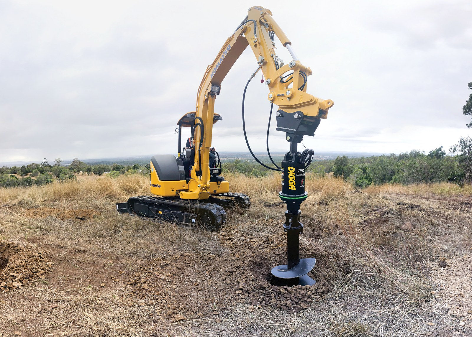 Excavator drilling with a Digga auger drive and HALO